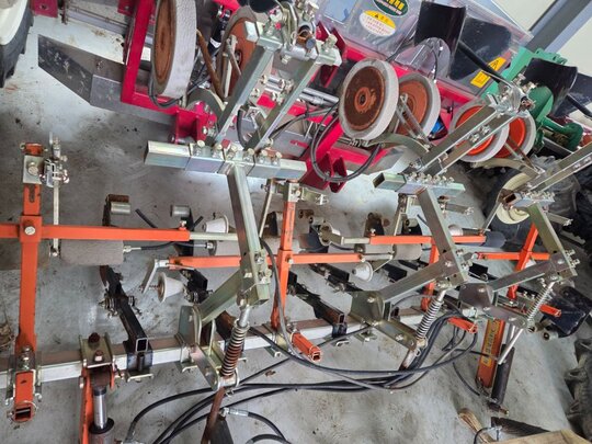  트랙터용콩파종기(비닐피복기,두둑형성기포함) 4조  앞좌측면