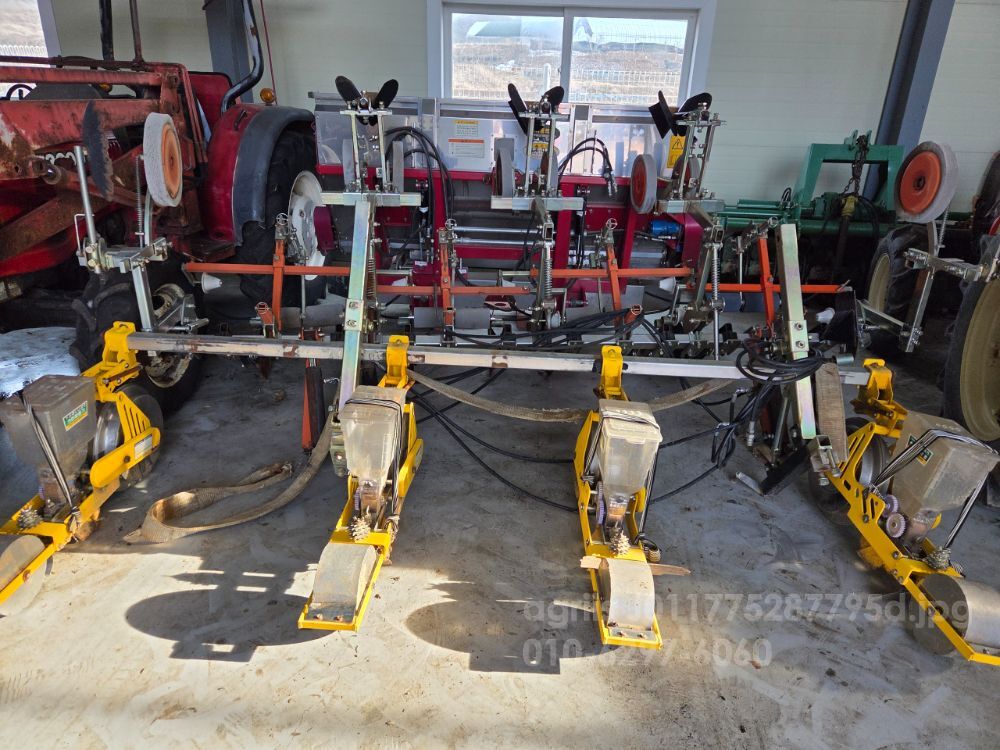  트랙터용콩파종기(비닐피복기,두둑형성기포함) 4조  뒤우측면