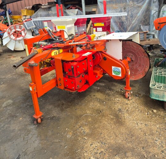  논두렁조성기 논두렁조성기  앞좌측면