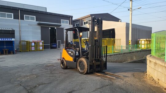 두산 지게차 D25SE-5 3단마스트 (2.5톤) 앞좌측면