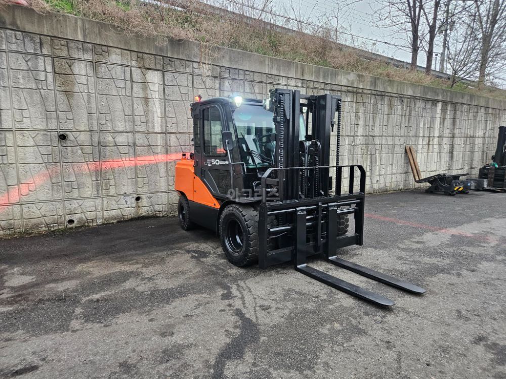 Doosan Forklift 중고 D50SE-7 디젤 5톤 3단 (듀얼 3단마스트) 뒤우측면