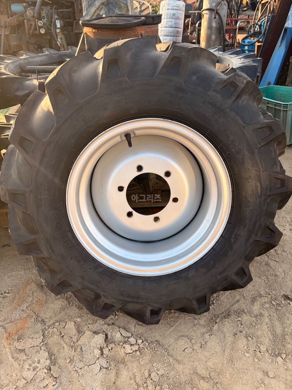  Tractor TX 58마력 TIRON 타이어 (58hp) 뒤우측면