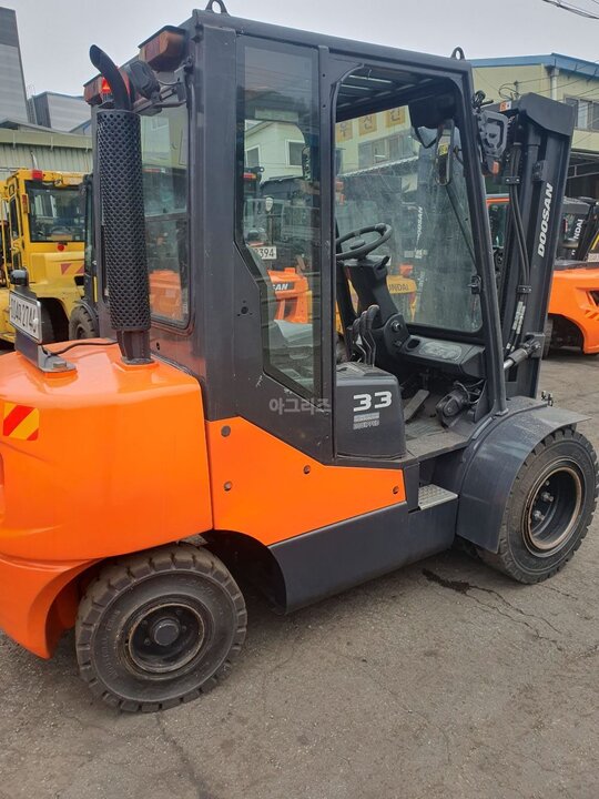 Doosan Forklift 3.3톤 3단마스타 더블타이어 (3.3톤) 앞좌측면