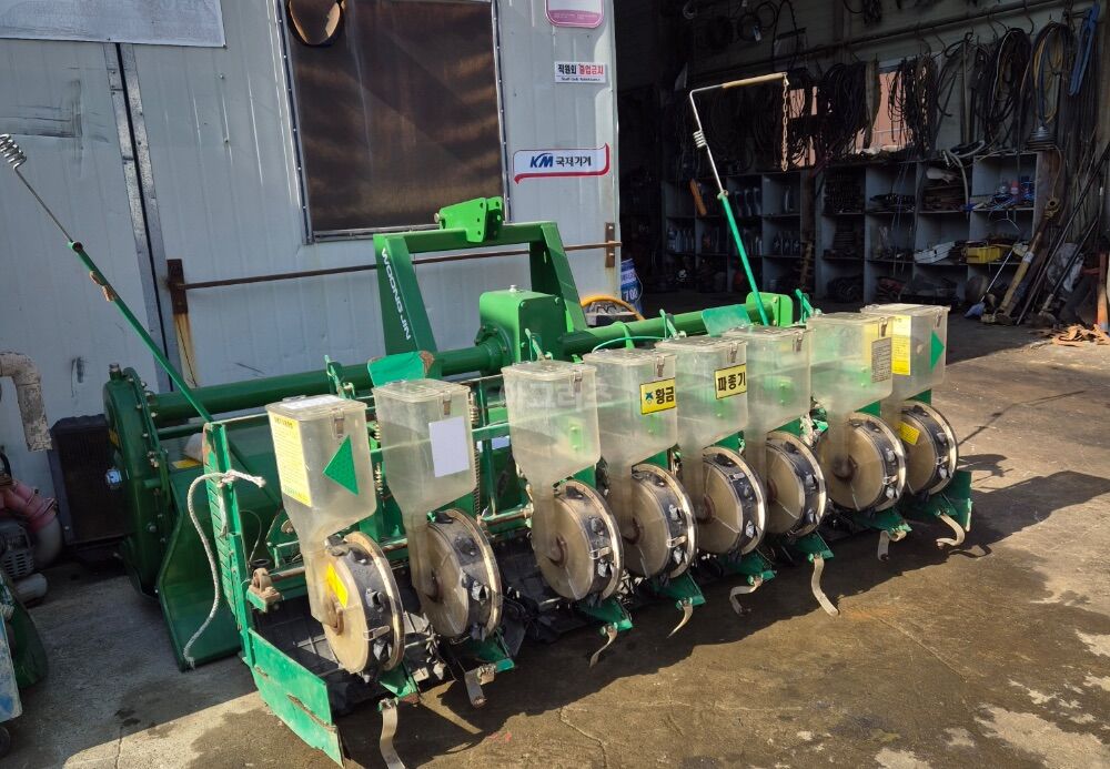  파종기 8조 파종기  뒤우측면