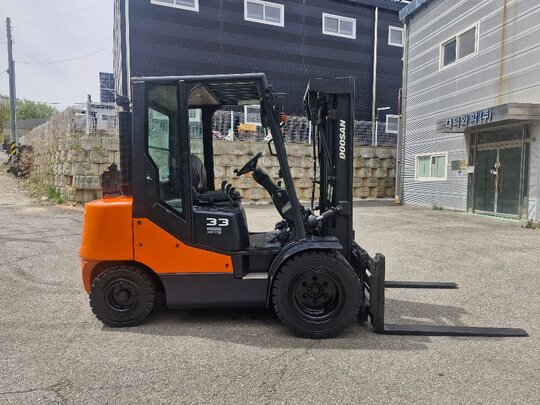 Doosan Forklift 3.3톤 3단마스트 (3톤) 앞좌측면