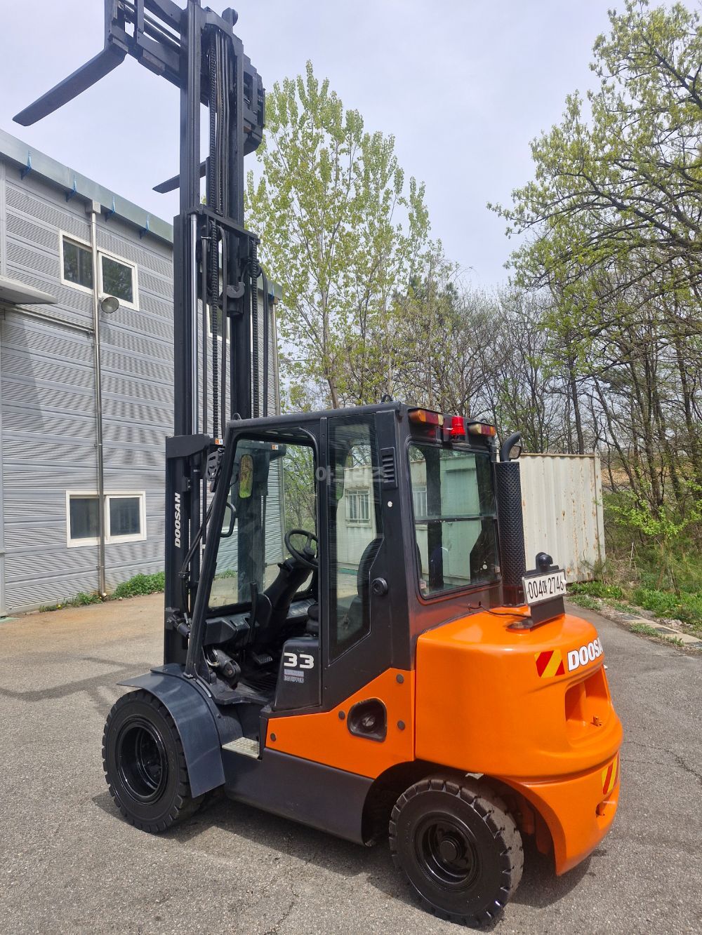 Doosan Forklift 3.3톤 3단마스트 (3톤) 뒤우측면
