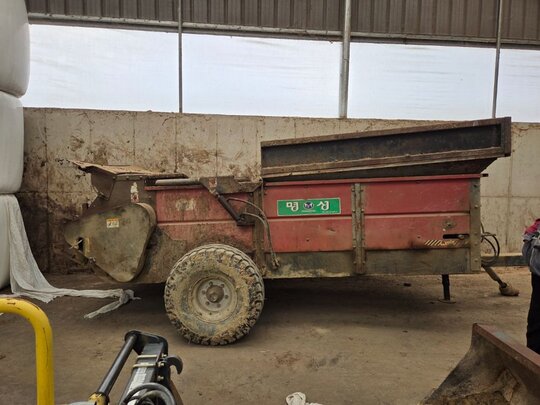 주명성 퇴비살포기 MSM4300 앞좌측면