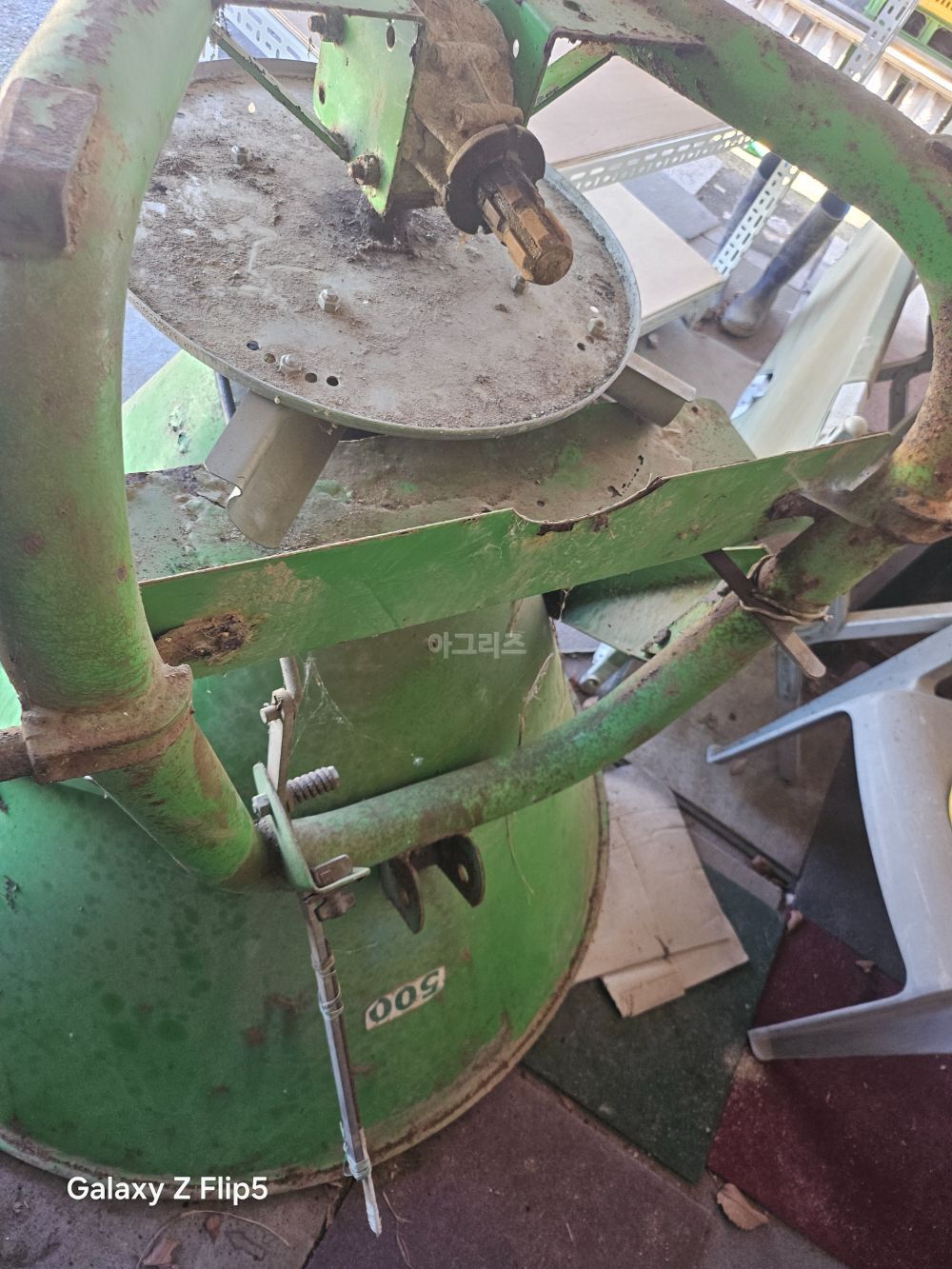 이태리 비료살포기 500 뒤우측면