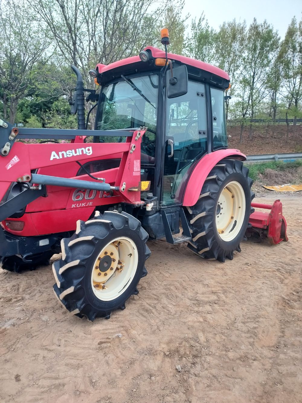 국제 트랙터 6015 (60마력) 뒤우측면