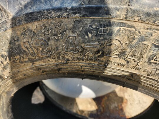  타이어 12.4.24  앞좌측면