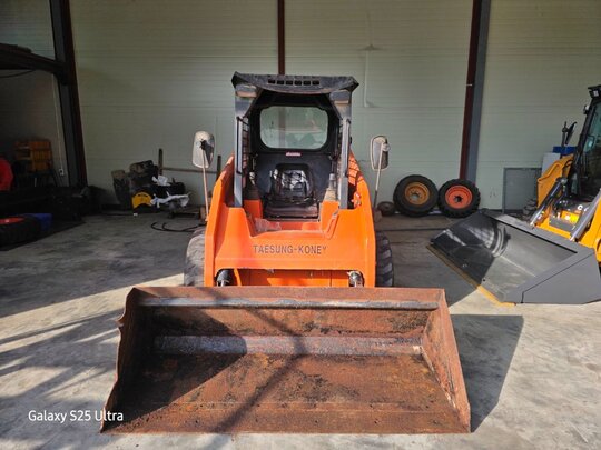  Skid steer loader S648D  앞좌측면
