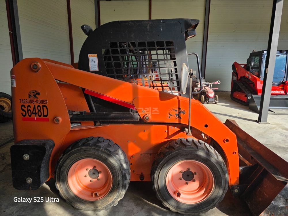  Skid steer loader S648D  뒤우측면