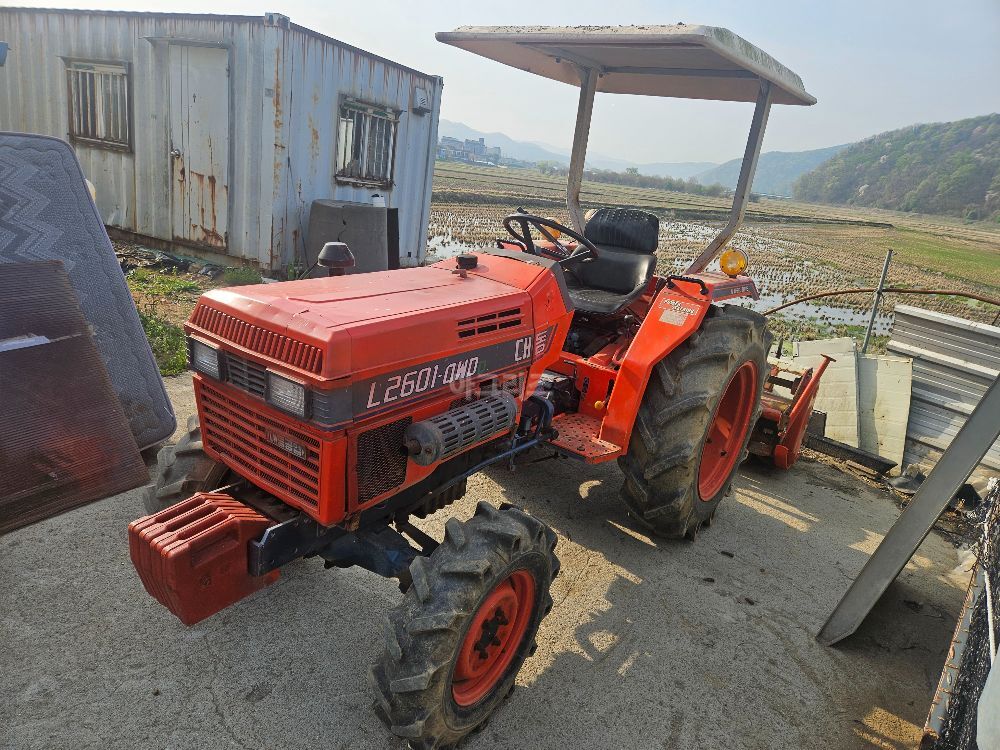 대동 트랙터 L2601-4WD (26마력) 뒤우측면