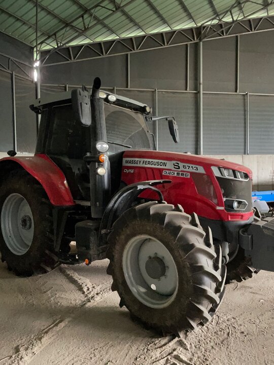  Tractor 6713S (130hp) 앞좌측면