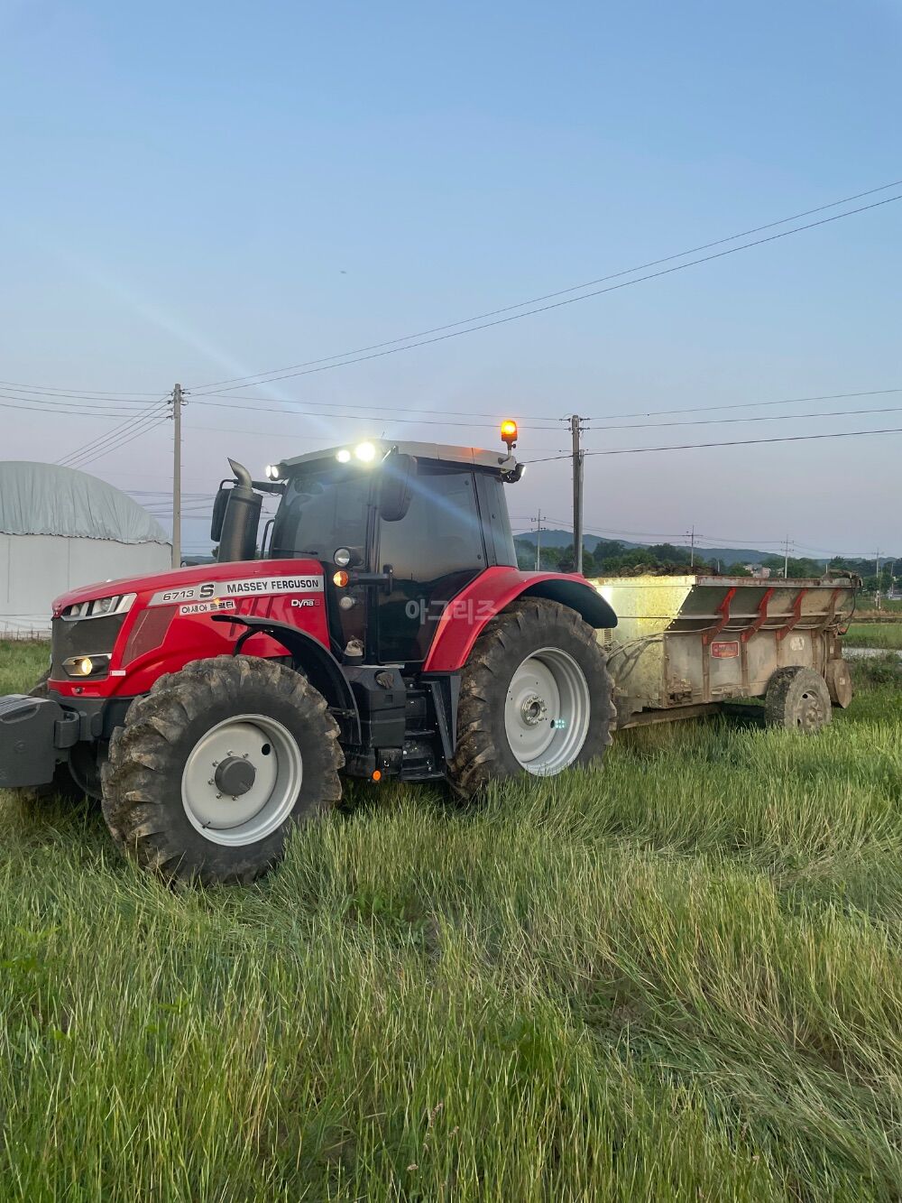  Tractor 6713S (130hp) 뒤우측면