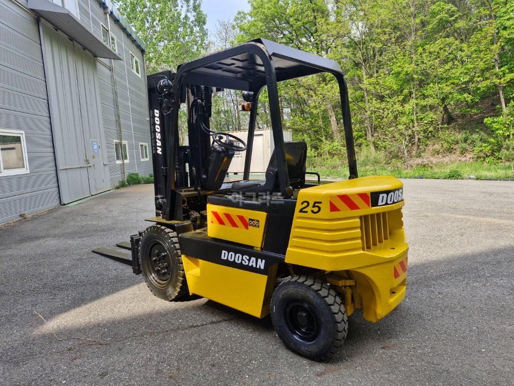 Doosan Forklift 2.5톤 3단마스타 사이드쉬프트 (2.5톤) 뒤우측면