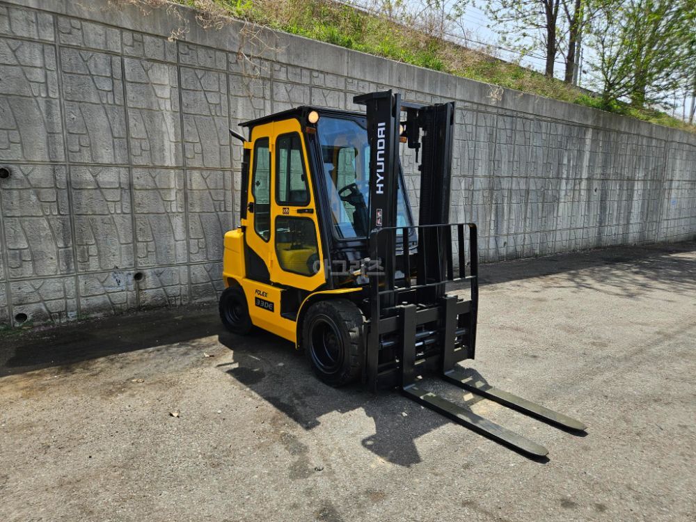 Hyundai Forklift 중고 포렉스 33DE 디젤 3.3톤 (자동발, 캐빈, 통타이어) 뒤우측면