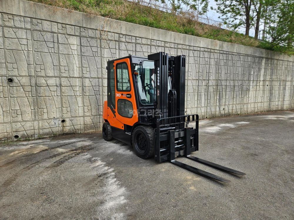 Doosan Forklift 중고 D30SE-5 디젤 3톤 3단 (3단마스트, 자동발, 사이드쉬프트, 캐빈) 뒤우측면