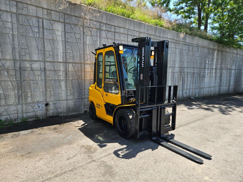 Hyundai Forklift 중고 30D-9 디젤 3톤 3단 (캐빈, 3단마스트, 편개식자동발, 통타이어, 덧발(서비스) 뒤우측면