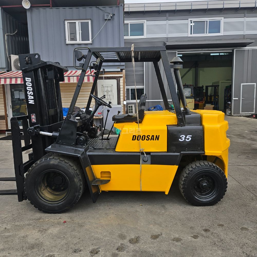 Doosan Forklift FD35M (3.5톤) 뒤우측면