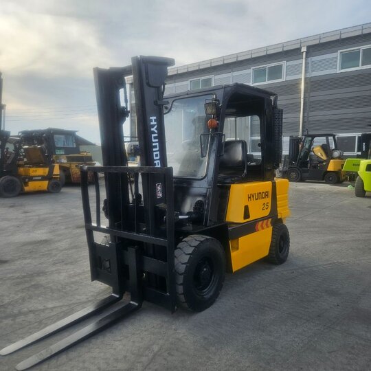 Hyundai Forklift HR25D (2.5톤) 앞좌측면