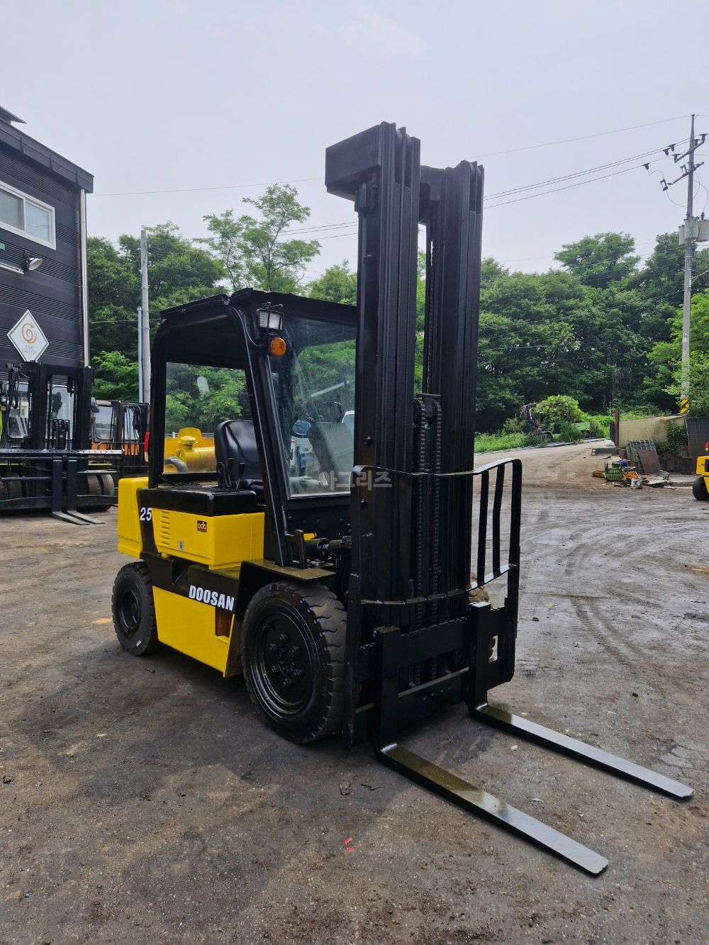 Doosan Forklift 2.5톤 3단 하이마스터 (2.5톤) 뒤우측면