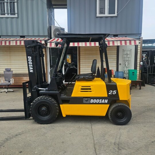 두산 지게차 FD25M (2.5톤) 앞좌측면