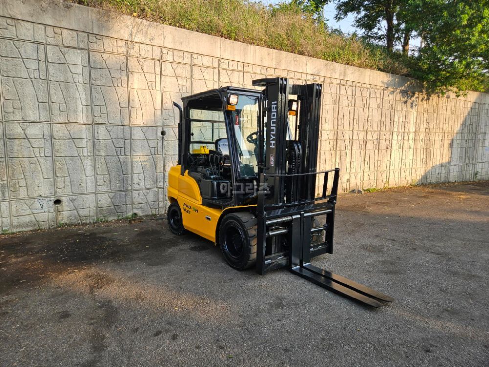 Hyundai Forklift 중고 30D-9H 디젤 3톤 3단 (3단마스트, 편개식자동발, 안전경보기, 반캐빈) 뒤우측면