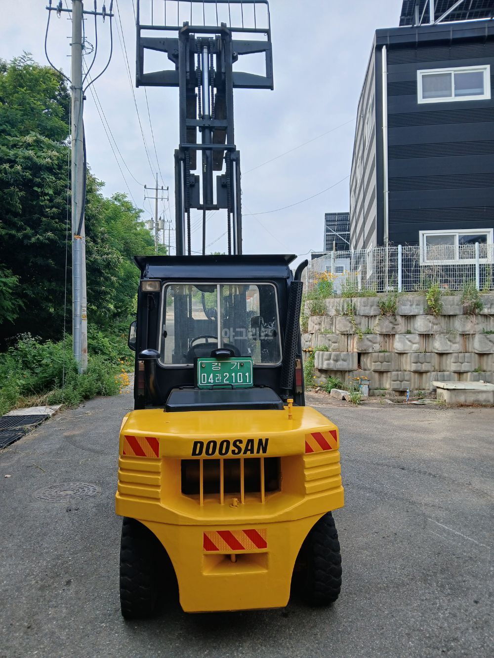 Doosan Forklift 4.5톤 3단마스트 디젤 (4.5톤) 뒤우측면