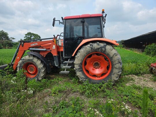 구보다 트랙터 M125X (125마력) 앞좌측면