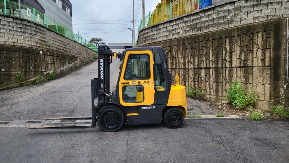 Doosan Forklift D25S-3 (2.5톤) 뒤우측면