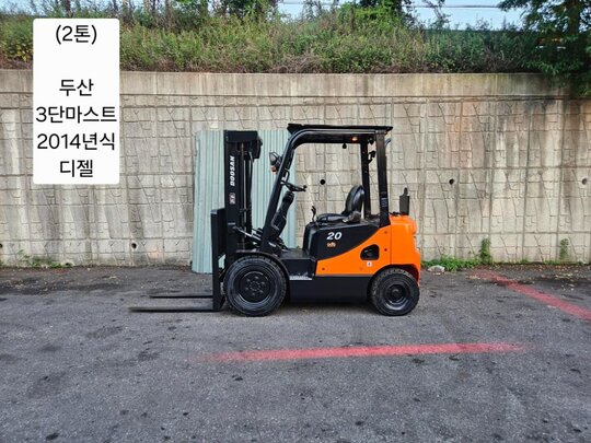 두산 지게차 중고 D20S-7 디젤 2톤 3단 (2톤) 앞좌측면
