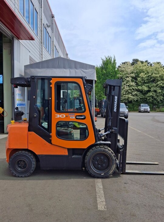 Doosan Forklift 디젤 3톤(2.98톤) 21년식  앞좌측면