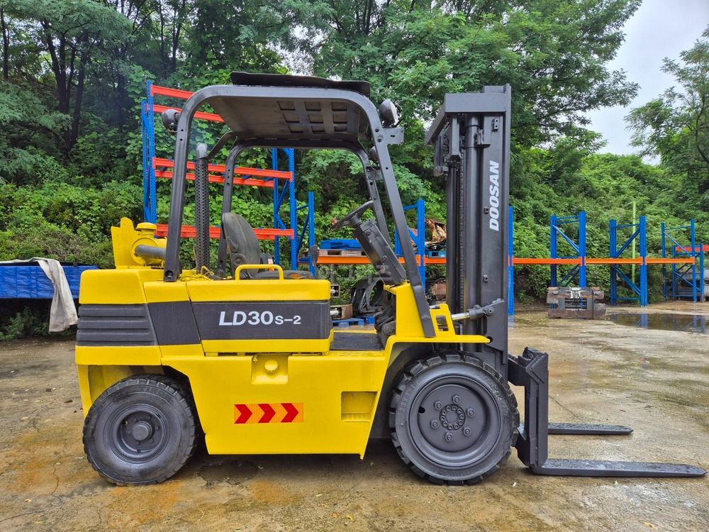 두산 지게차 LD30S-2 (3톤) 뒤우측면