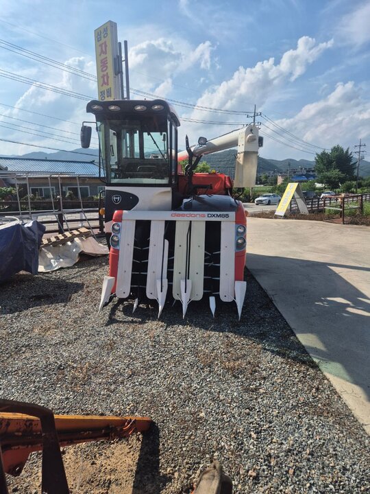 Daedong Combine Harvester DXM85 (5Rows) 앞좌측면