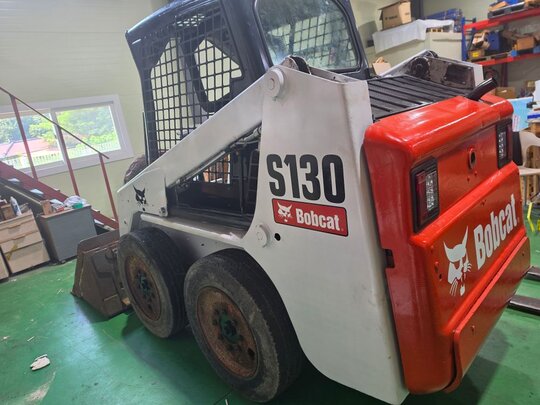 바브캣 스키드로더 S130 앞좌측면