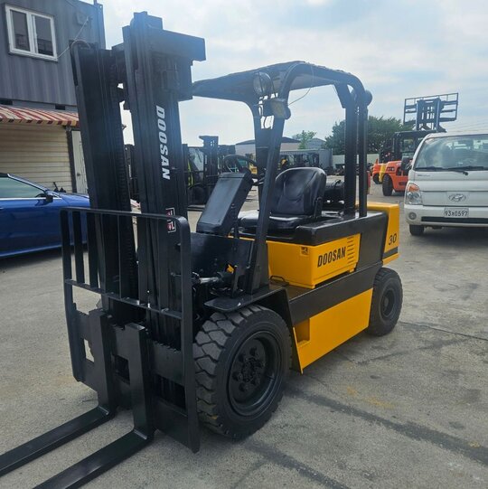 Doosan Forklift LD30S (3톤) 앞좌측면