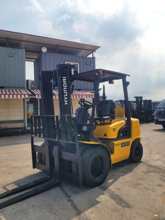 Hyundai Forklift 포렉스30DE (3톤) 앞좌측면