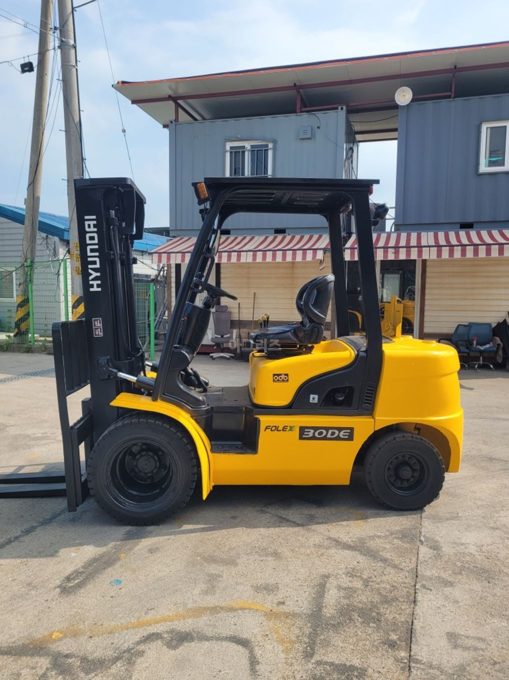 Hyundai Forklift 포렉스30DE (3톤) 뒤우측면
