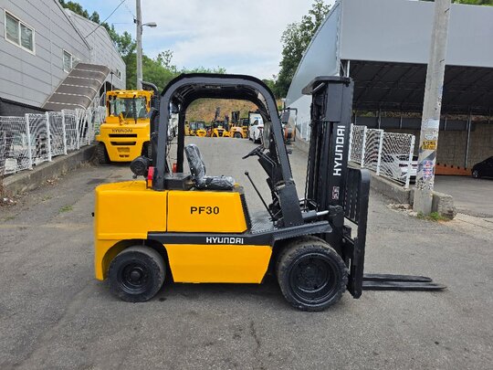 Hyundai Forklift .PF3톤 디젤 (3톤) 앞좌측면