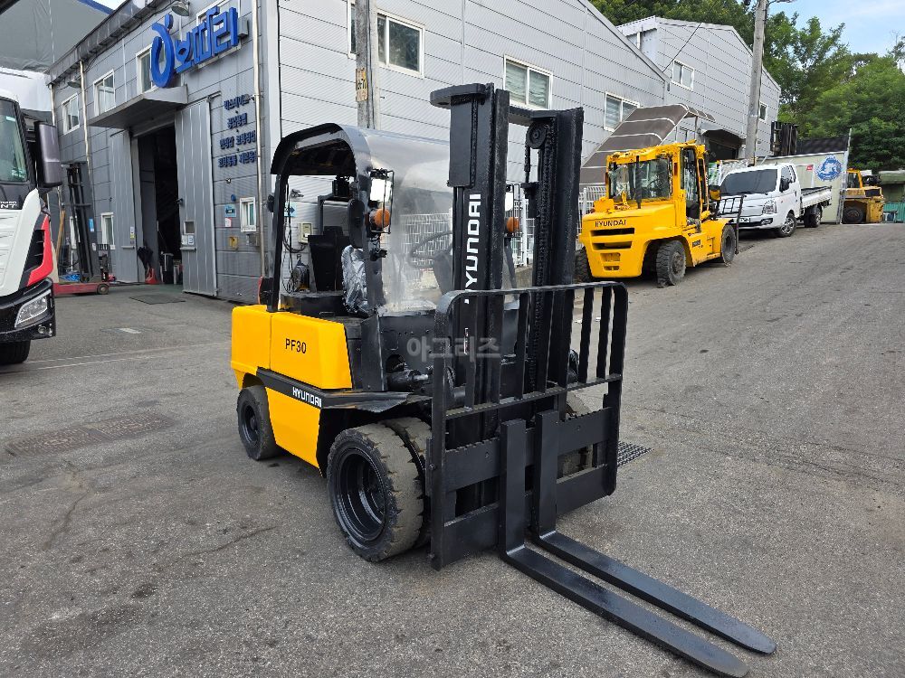 Hyundai Forklift .PF3톤 디젤 (3톤) 뒤우측면