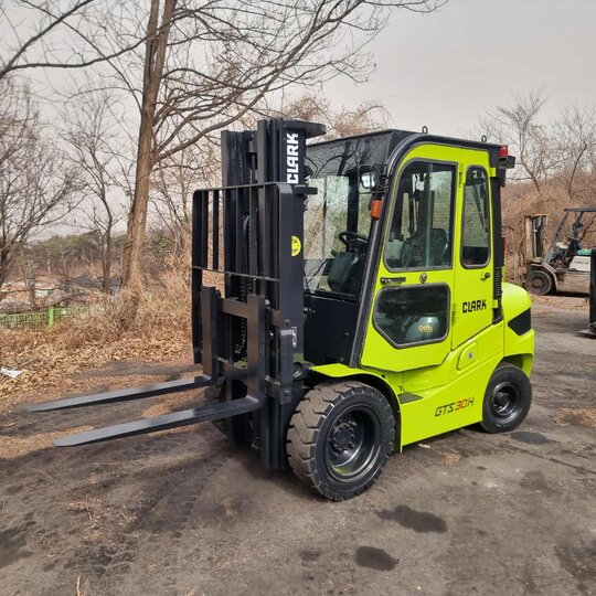 Clark Forklift 3톤 (2.98톤) 앞좌측면