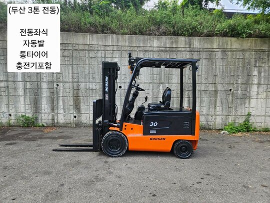 Hyundai Forklift 중고 두산 B30S-5 전동 좌식 3톤 (자동발, 통타이어, 충전기포함) 앞좌측면