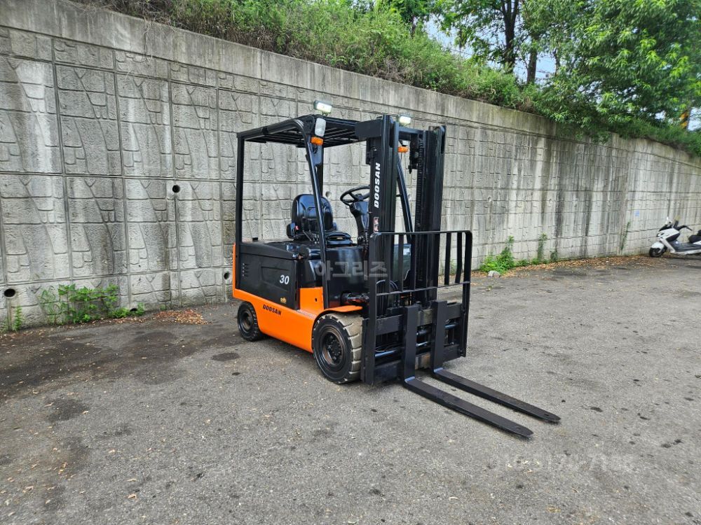 Hyundai Forklift 중고 두산 B30S-5 전동 좌식 3톤 (자동발, 통타이어, 충전기포함) 뒤우측면