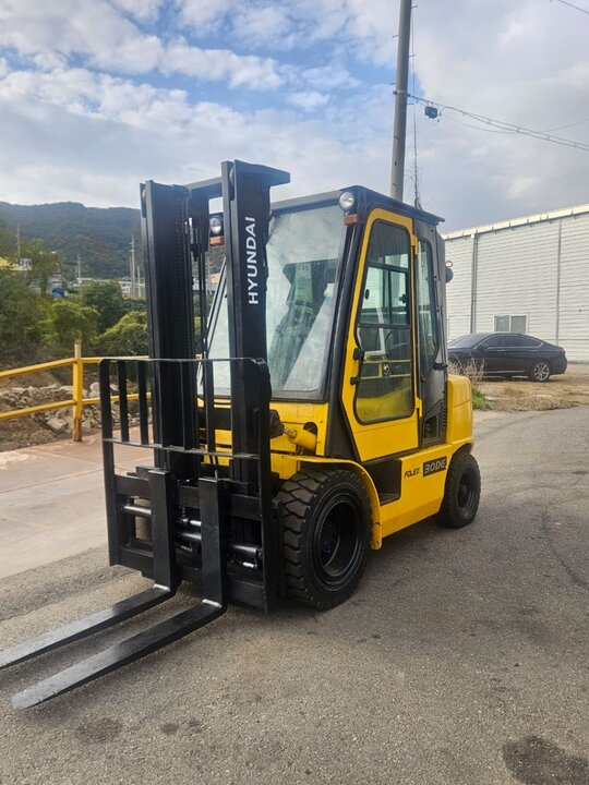 Hyundai Forklift 디젤 3톤 자동발 캐빈 에어컨 13년식 (3톤) 앞좌측면