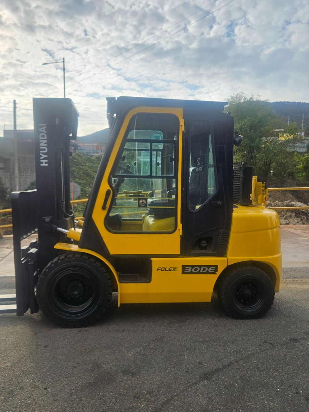 Hyundai Forklift 디젤 3톤 자동발 캐빈 에어컨 13년식 (3톤) 뒤우측면