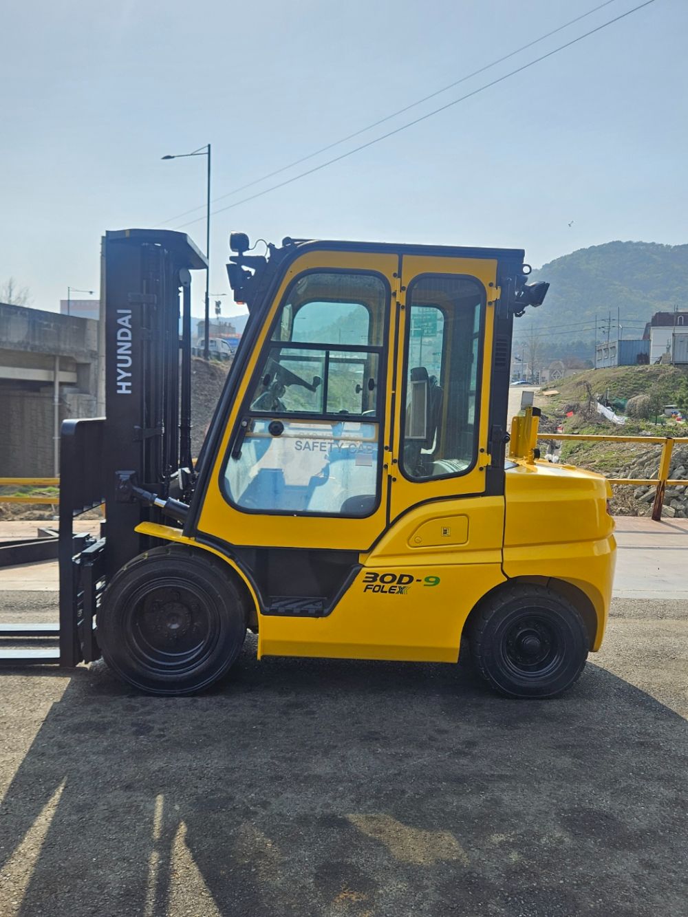 Hyundai Forklift 디젤 3톤 풀옵션 3톤 3단 자동발 사이드 캐빈 (2.9톤) 뒤우측면