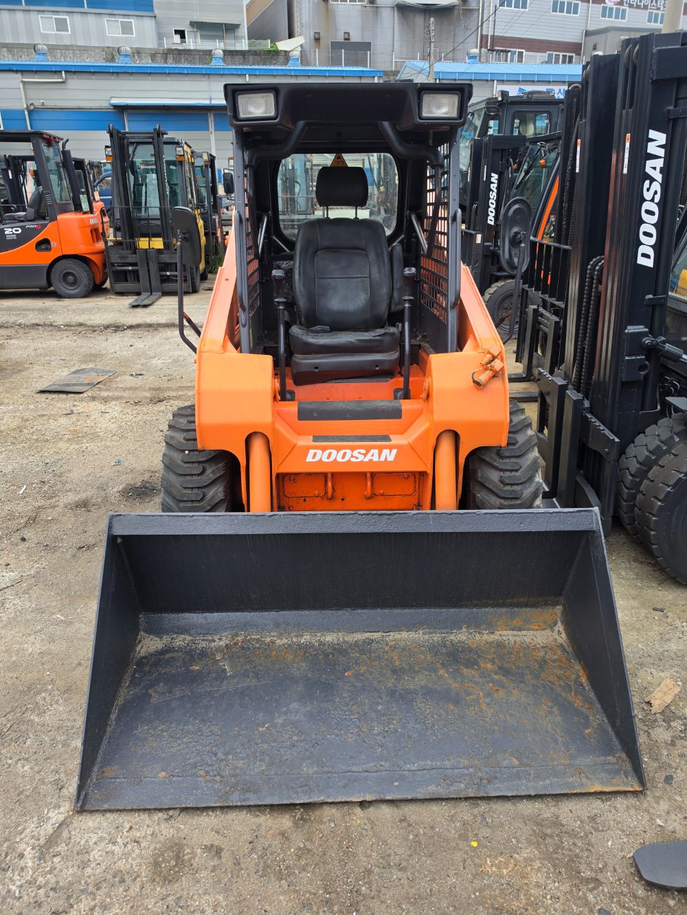 Doosan Skid steer loader DSL702  뒤우측면