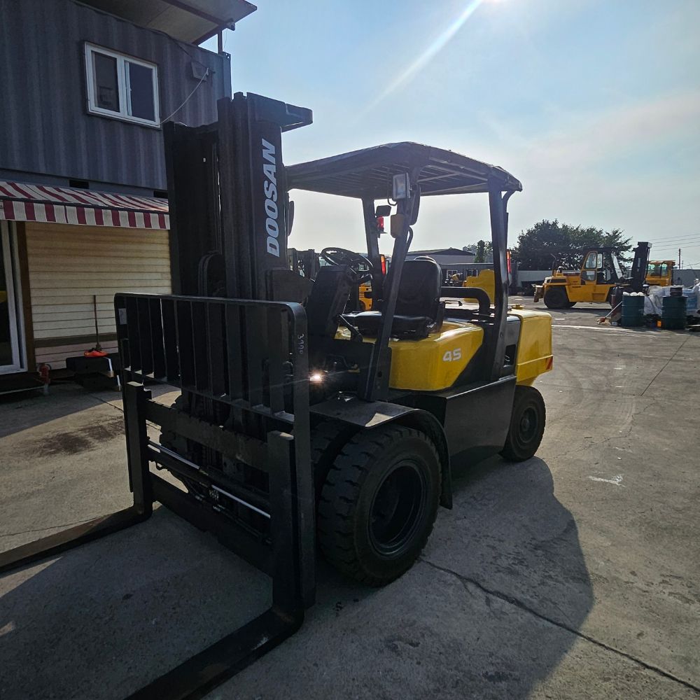 Doosan Forklift D45S 3단자동발 (4.5톤) 뒤우측면