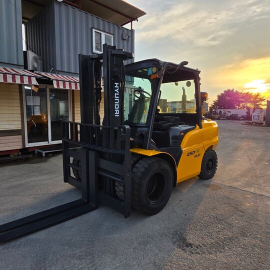 Hyundai Forklift 포렉스45D-9 (4.5톤) 앞좌측면